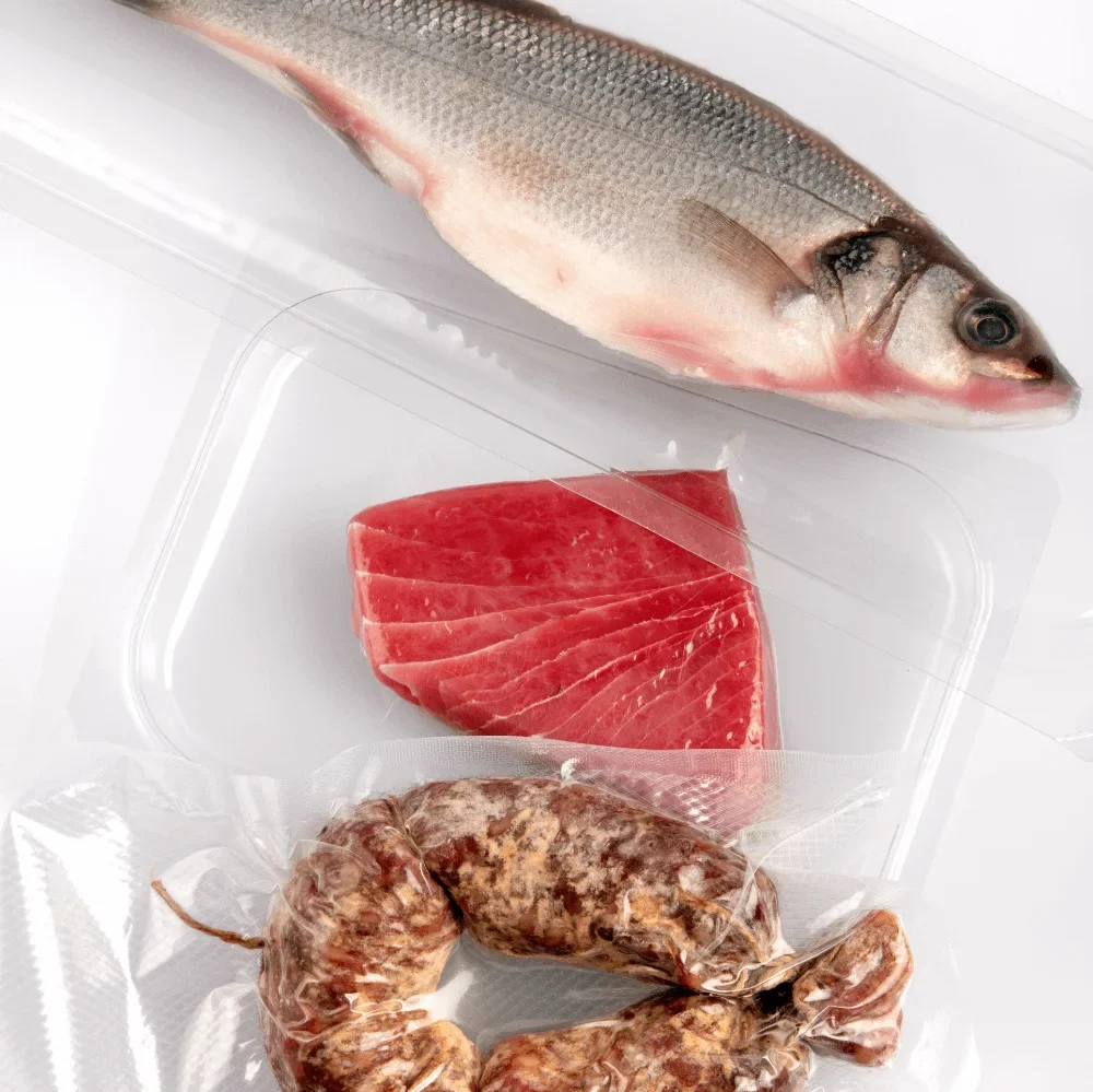 Contenitore di plastica con pesce, trancio ti donno e salsiccia