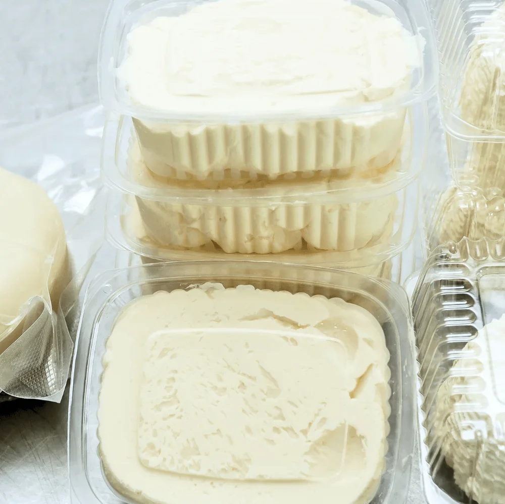 Vaschetta in plastica con all'interno formaggi freschi spalmabili